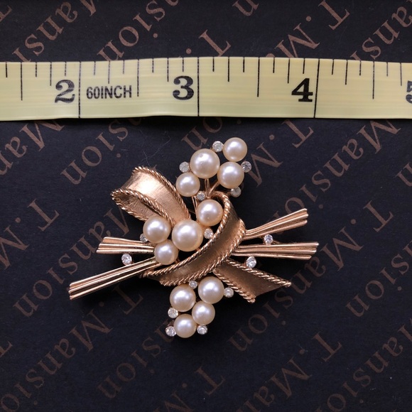 Vintage Signed Crown Trifari faux pearl brooch - Picture 3 of 3
